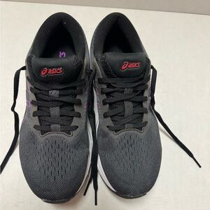 ASICS women’s GT 1000  11 Running shoes. Size 9.5   Black